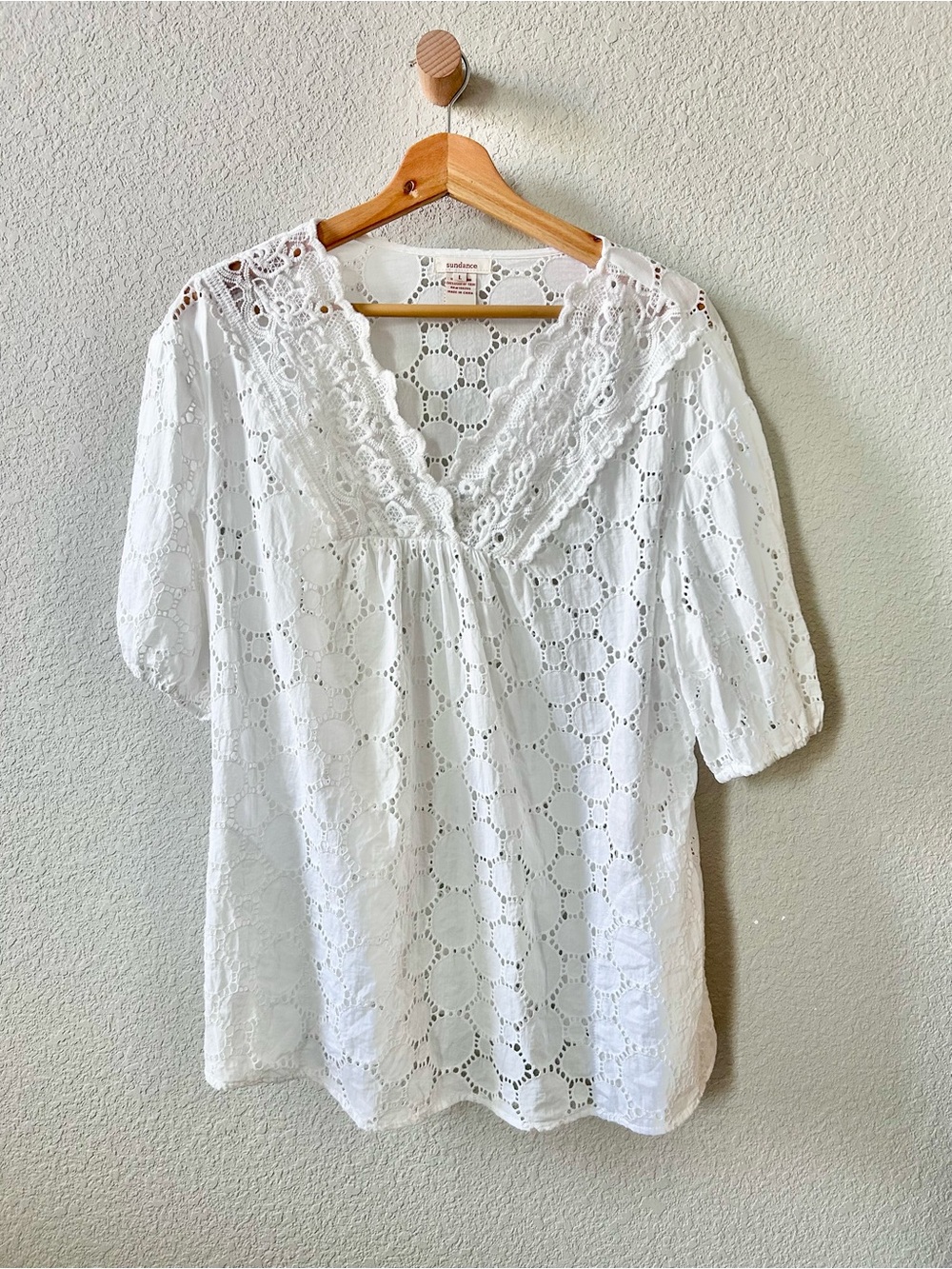 Sundance White 100% Cotton Eyelet Lace Top Size Large Short Sleeve V Neck